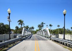 Veduta dell'11th Avenue Swing Bridge a Fort Lauderdale, Florida. Costruito nel 1924, è uno dei ponti più antichi della città: collega i quartieri di Sailboat Bend e ...