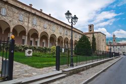Una veduta dell'abbazia di San Colombano a Bobbio, Piacenza, Emilia Romagna. La basilica è stata costruita fra il 1456 e il 1522 sopra i resti della chiesa conventuale anteriore al ...