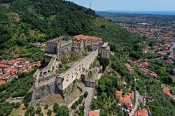 Veduta dell'alto del Castello Malaspina e la città di Massa in Toscana - © D-VISIONS / Shutterstock.com