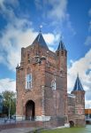 Veduta della Amsterdamse Poort nella città di Haarlem, Olanda. E' l'unica porta rimasta delle dodici originali oltre che sola testimonianza delle difese medievali cittadine.
 ...