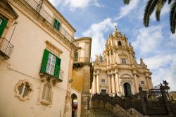 Veduta della cattedrale barocca di San Giorgio a Ragusa Ibla, Sicilia, Italia. Il quartiere si estende su una piccola collina.



