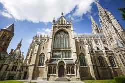 Veduta della cattedrale dei santi Pietro e Paolo a Ostenda, Belgio, con le due guglie finemente lavorate - © Luigi Saria / Shutterstock.com