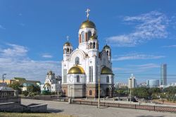 Veduta della Cattedrale sul Sangue in onore dei Santi Risplendenti nella Terra Russa e il Patriarchal Metochion a Ekaterinburg, Russia. Le cupole dell'edificio religioso sono interamente ...