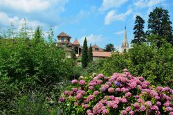 Veduta della chiesa di Caldaro, Trentino Alto Adige. Spicca immediatamente per il suo alto e slanciato campanile in stile gotico che si innalza per oltre 72 metri: la chiesa parrocchiale di ...