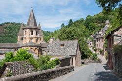 Veduta della chiesa di Sainte-Foy a Conques, Francia. Dell'antica abbazia benedettina è rimasto solo questo edificio religioso dalle eleganti forme romaniche.
