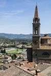 Veduta della chiesa di San Giuliano a Castiglion Fiorentino, Arezzo. Sullo sfondo, lo stadio comunale.

