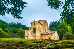Veduta della chiesa di San Miguel de Lillo nei pressi di Oviedo, Asturie, Spagna. Spazzata via in buona parte da un torrente che vi scorre a fianco, si scelse di conservare la parte originale ...