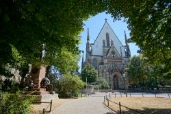 Veduta della chiesa di San Thomas a Lipsia, Germania, attraverso il parco pubblico antistante.
