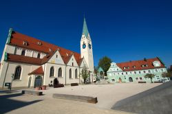 Veduta della chiesa di St. Mang a Kempten, Germania: dedicato a San Magno, questo edificio religioso è uno dei simboli della città.
