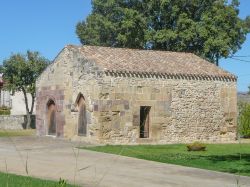 Veduta della chiesa in stile provenzale di San Giovanni a Barumini, Sardegna. Il tetto a capanna si presenta con copertura in tegole. Sede della Confraternita della Buona Morte durante il dominio ...