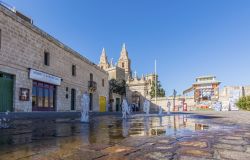 Veduta della chiesa parrocchiale di Mellieha, Malta. Giochi d'acqua accompagnano in una delle chiese parrocchiali della città di Mellieha - © Nejdet Duzen / Shutterstock.com ...