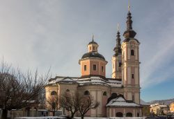 Veduta della Chiesa Parrocchiale di Santa Croce a Villach, Austria. L'edificio religioso si presenta in impeccabile stile barocco.


