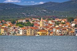 Veduta della città costiera di Pirovac, Croazia, da una barca nel mare Adriatico.


