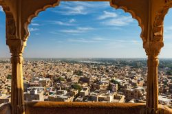 Veduta della città di Jaisalmer da un arco del forte cittadino, Rajasthan, India.

