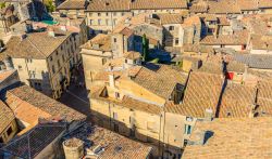 Veduta dall'alto della città medievale di Uzes, Francia. Immersa tra i vigneti, questa cittadina si trova nella piccola valle formata dal fiume Eure che sin dall'antichità ...