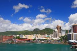 Veduta della cittadina costiera di Port Louis, Mauritius. Qiesta perla misteriosa dell'Oceano Indiano è considerata un incredibile crocevia culturale, linguistico e commerciale dell'isola.

 ...