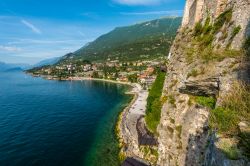 Una suggestiva veduta della cittadina di Malcesine e del lago di Garda dal castello Scaligero, Veneto.



