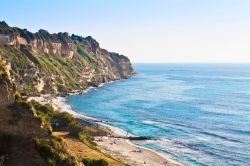 Veduta della costa calabrese da Ricadi, al confine con Tropea e Joppolo.
