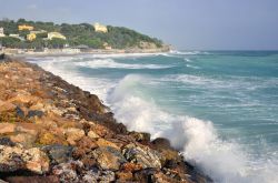 Veduta della costa di Celle Ligure in una giornata nuvolosa e con il mare mosso (Liguria).



