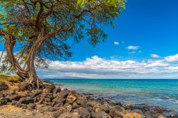 Veduta della costa di Kihei a Maui, Hawaii, con l'isola di Kahoolawe all'orizzonte. Siamo lungo la costa sud occidentale dell'isola di Maui: Kihei è lambita dalle acque del ...
