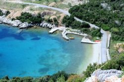 Veduta della costa rocciosa nei pressi di Ston, Croazia.

