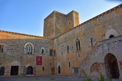 Veduta della facciata interna del castello di Gioia del Colle, provincia di Bari, Puglia - © forben / Shutterstock.com