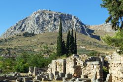 Veduta della fortezza di Acrocorinto dalla vecchia Corinto, Peloponneso, Grecia.
