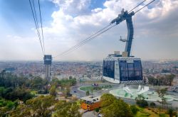 Veduta della funivia e della città di Puebla de Zaragoza, Messico. Nota anche come Puebla de los Angeles, questa località dista circa 130 km da Città del Messico - © ...