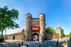 Veduta della Helpoort a Maastricht, Olanda. Posta fra due torri rotonde, questa "porta dell'inferno" è ciò che rimane della cinta muraria del XIII° secolo. E' ...