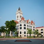 Veduta della Kolb County Courthouse a Jefferson City, Missouri, Stati Uniti d'America, con la bandiera americana - © Nagel Photography / Shutterstock.com