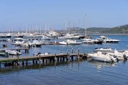 Veduta della marina di Cannigione, Sardegna. Barche ormeggiate al porto di questo centro turistico della Costa Smeralda  - © Philip Bird LRPS CPAGB / Shutterstock.com 