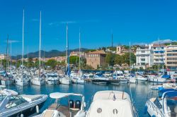 Veduta della marina di Sainte-Maxime, Francia. Sullo sfondo, la torre quadrata del borgo - © Juergen Wackenhut / Shutterstock.com