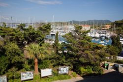 Veduta della marina sull'isola di Embiez, Francia. Conosciuta e apprezzata dai turisti e dagli amanti del mare e delle immersioni, l'isola ospita un importante istituto oceanografico ...