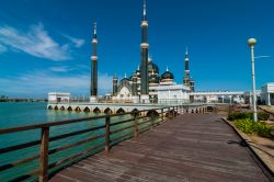Veduta della Masjid Kristal a Kuala Terengganu, Malesia. Questa grande struttura religiosa in vetro, acciaio e cristallo si trova presso l'Islamic Heritage Park sull'isola di Wan Man.



 ...