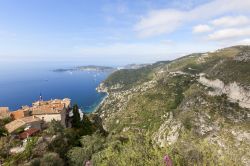 Veduta della Moyenne Corniche in Costa Azzurra-Provenza, Francia. Salite piuttoste ripide e curve tortuose a picco sul mare: è la strada panoramica più difficile da percorrere ...