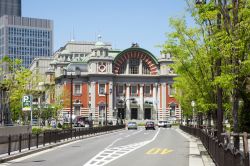 Veduta della Nakanoshima Central Public Hall di Osaka, Giappone. Il Palazzo Municipale Centrale della città è un singolare edificio in mattoni rossi utilizzato per attività ...