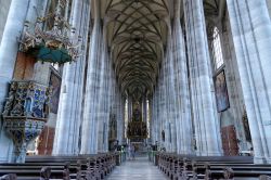 Veduta della navata centrale della chiesa di San Giorgio a Dinkelsbuhl, Baviera (Germania) - © Angelina Dimitrova / Shutterstock.com