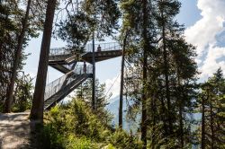 Veduta della piattaforma II Spir vicino a Flims, Svizzera. Realizzata in legno di larice, ha la forma di un triangolo che la rende simile a una grande rondine. Da qui si può ammirare ...