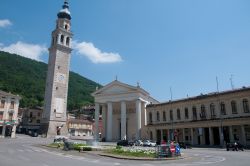 Veduta della piazza centrale di Valdobbiadene, Treviso, Veneto - © Ghischeforever / Shutterstock.com