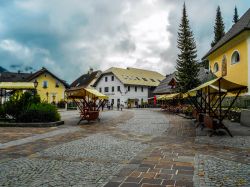 Veduta della piazza di Kranjska Gora (Slovenia) in una giornata nuvolosa - © LIeLO / Shutterstock.com