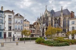 Veduta della piazza di Troyes con la basilica di Sant'Urbano, Francia.
