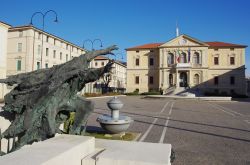 Veduta della piazza principale di Vittorio Veneto con il Municipio e il monumento alla Prima Guerra Mondiale (Veneto). Qui si svolse lo scontro finale fra Italia e Germania nel 1918 - © ...