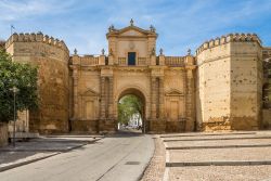 Veduta della Porta di Cordoba a Carmona, Spagna: la sua architettura presenta tracce delle differenti culture che si sono stabilite nel corso del tempo.

