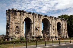 Veduta della Porta di Marte a Reims, Francia. E' il più largo arco di trionfo mai costruito dai romani: è lungo 32 metri e alto 13. Il nome deriva da un vicino tempio dedicato ...