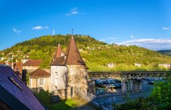 Veduta della Porte Rivotte con il sole a Besancon, Francia. E' una delle due ultime porte ancora esistenti in città.
