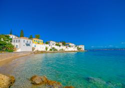Veduta della principale città dell'isola di Spetses, Attica, Grecia, affacciata sul mare.
