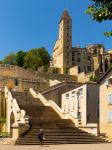 Veduta della scala monumentale di Auch, Francia, in una giornata di sole. E' uno dei simboli di questa località della regione Midi-Pirenei.

