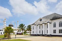 Una suggestiva veduta della sinagoga Neve Shalom e della moschea 'Keizerstraat' a Paramaribo, Suriname, America. Proprietà dell'Associazione Islamica Surinamese, la moschea ...