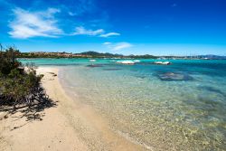 Veduta della spiaggia di Bahas vicino a Porto Rotondo in Sardegna, provincia di Olbia