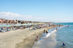 Veduta della spiaggia di Ostia, provincia di Roma, in una giornata estiva: questa località si affaccia sul Mar Tirreno e, assieme alle vicine Fregene e Fiumicino, è nota per i ...